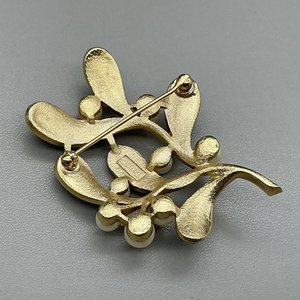 Vintage Crown Trifari Mistletoe Brooch Earrings Set Green Enamel Faux Pearl